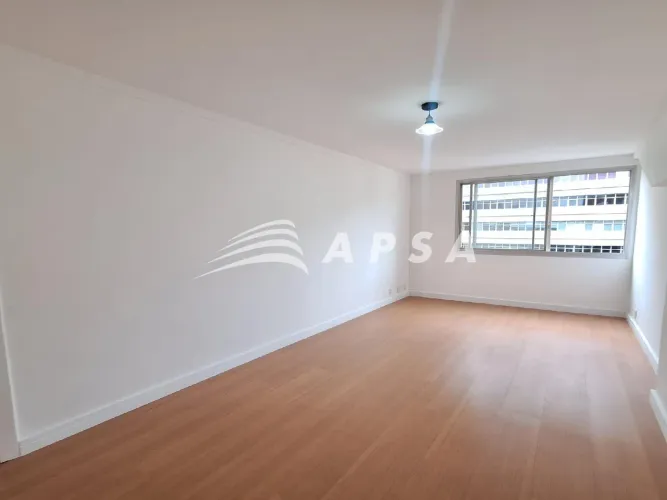 APARTAMENTO EM BOTAFOGO. LOGO NA ENTRADA, A SALA AMPLA CONVIDA PARA MOMENTOS DE DESCONTRAÇ