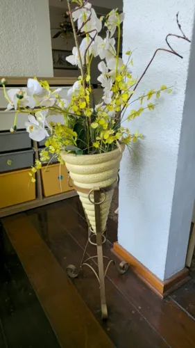 Vaso Decorativo em Pedestal de Ferro com Flores Artificiais
