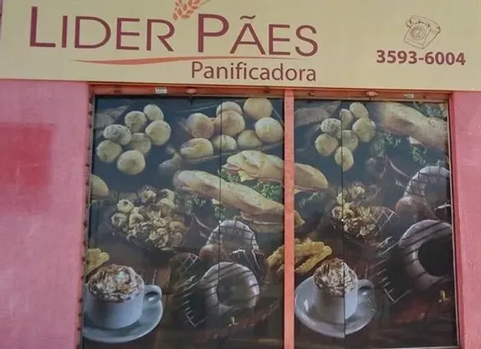 Adesivo perfurado para vitrine, vidros, portas de vidro.