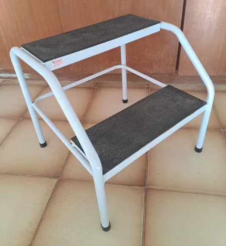 Escada hospitalar antiderrapante