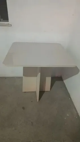 Mesa de madeira e vidro encima