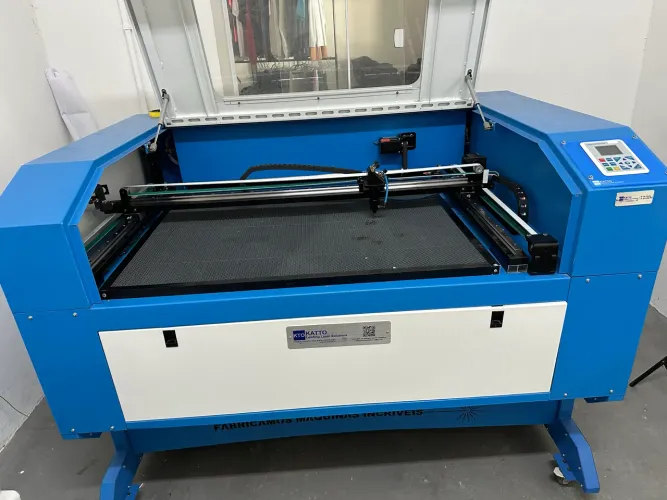 Máquina de corte a laser
