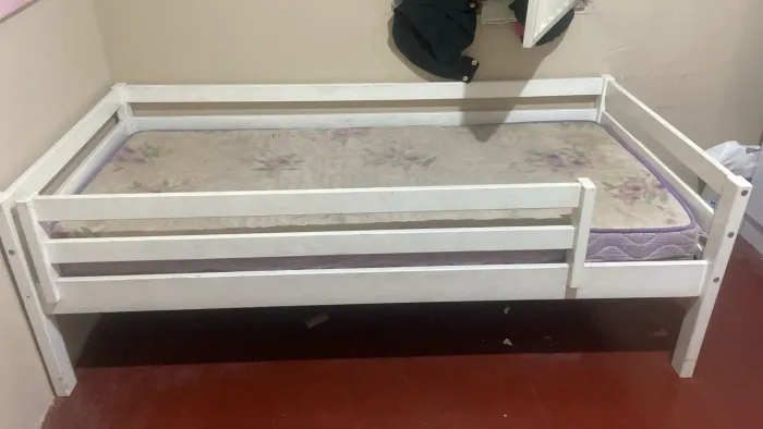Vende-se cama com auxiliar e colchão