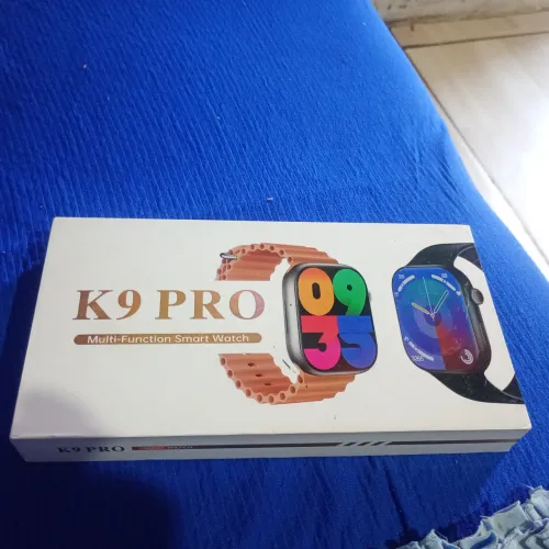 Relógio k9 pro vem duas pulseiras uma Verde escuro e uma laranja Claro ?
