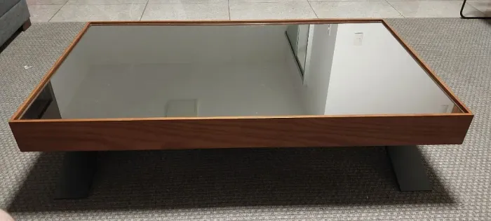 Mesa de centro com tampo espelhado