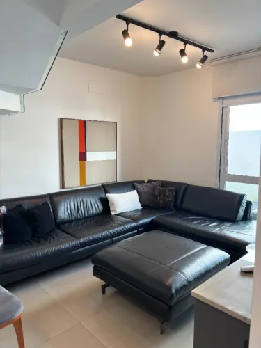 Sofá em L de Couro Legítimo Natuzzi Editions Preto + Puff/Puff Central