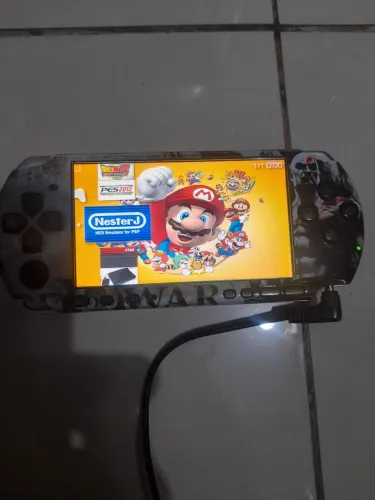 Psp 3001 desbloqueado com cartão cheio de jogos, porém esta sem bateria ,funciona na fonte