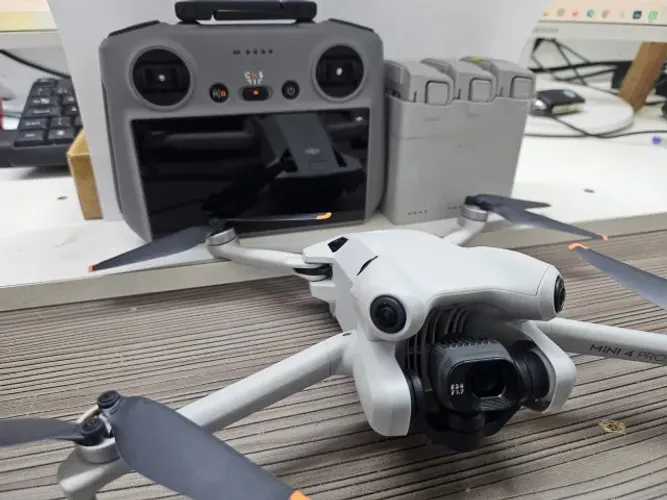 Drone DJI Mini 4 Pro Completo, controle com Tela e 3 Baterias.