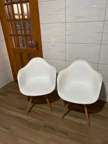 Par de poltronas Charles Eames (com apoio de braço)