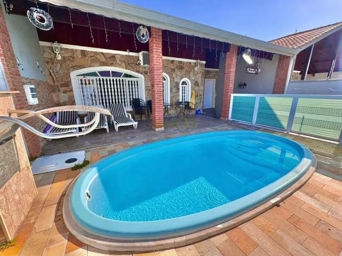 CASA TÉRREA (PORTEIRA FECHADA) COM EDÍCULA PISCINA CHURRASQUEIRA LADO LINHA