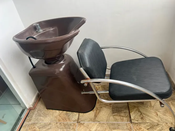 Cadeira de cabeleireira e lavatório