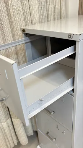 Arquivo metálico de 4 gavetas