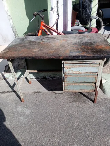 Vendo um birou de ferro com 3 gaveta *27 Josafá