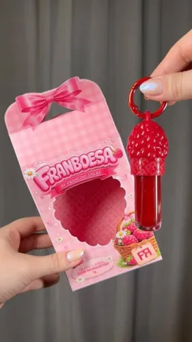 Gloss labial Franboesa da marca Franciny Ehlke com mosquetão vermelho.