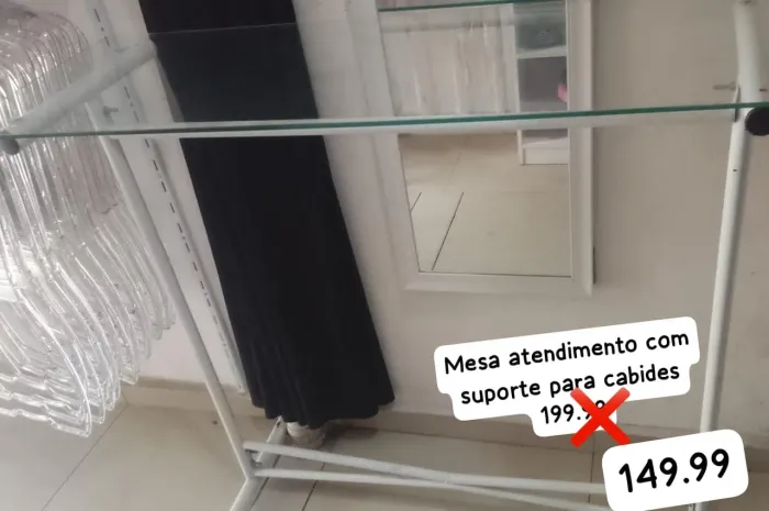 Vende-se mesa de vidro arara com expositor de cabide 