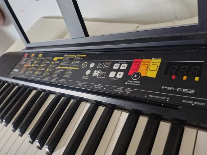 Teclado Yamaha PSR F52