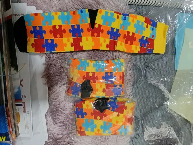 Vendo duas arminhas que faz bolhas, 1 ursinho pelúcia de mão, capivara, 3 meias autismo