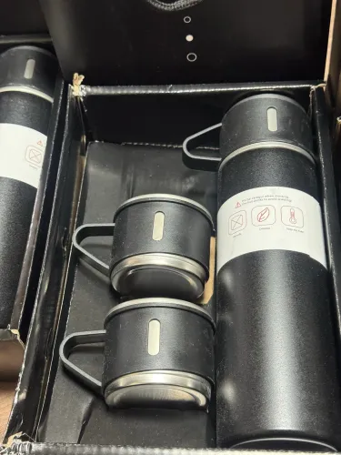Garrafa térmica com copos