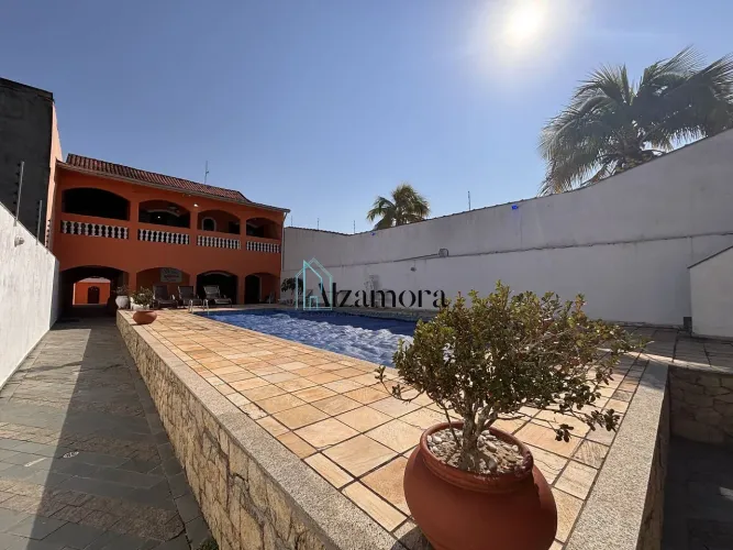 Casa com 4 suítes a venda em Itanhaém, com vista para o mar.