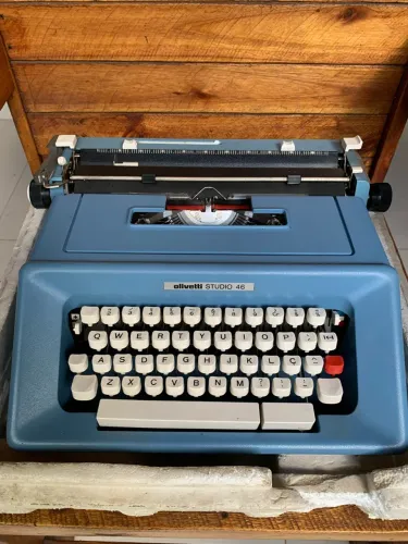 Máquina de Escrever Olivetti Studio 46 Azul - Peça de Colecionador