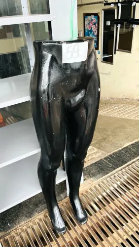 Perna masculina usada preta