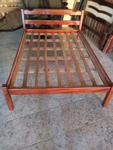 Cama de casal envernizada de madeira Maçaranduba 08