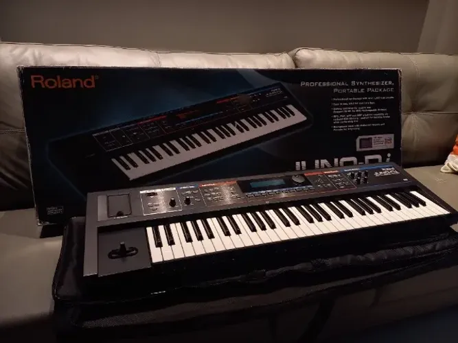 Roland Juno Di - na caixa