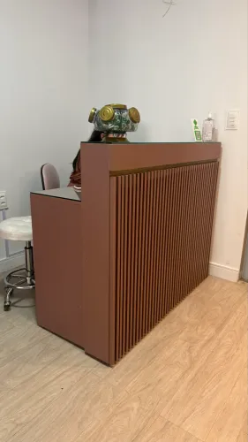 Balcão e expositor para recepção