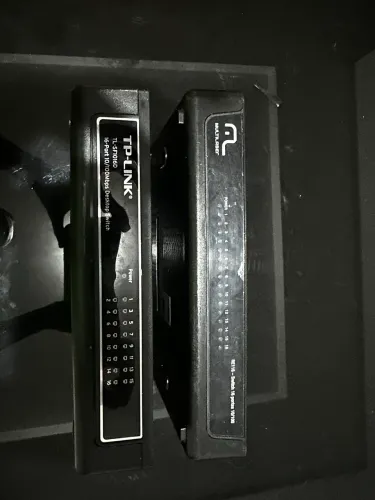 TP-Link TL-SF1016D, um switch de mesa de 16 portas 10/100Mbps.