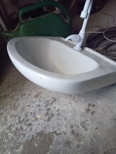 Vendo uma pia de banheiro