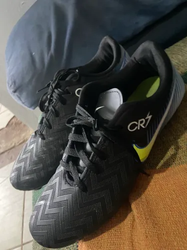 Vendo chuteira TAM: 41, 42