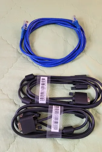 Cabo VGA e de REDE.