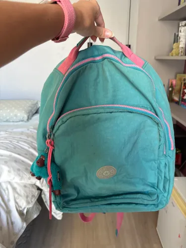 Mochila Kipling de costas azul e rosa
