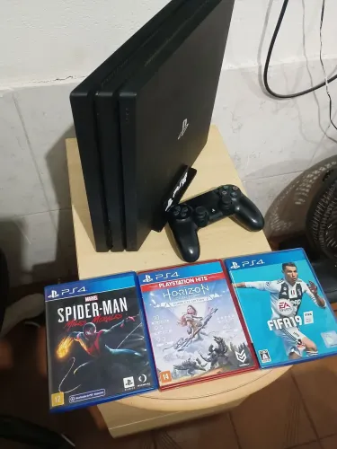 PS4 Pro com controle original e 3 jogos