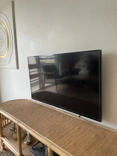 TV AOC 32 com suporte de parede junto, vendo os dois 