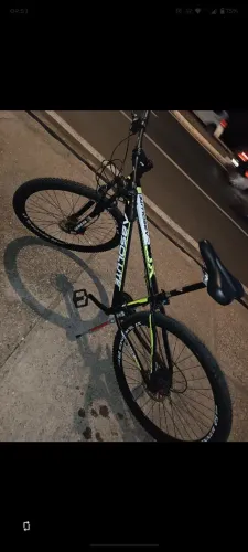 bike Absolute Nero 4 com aro 29 na cor preta e detalhes em amarel