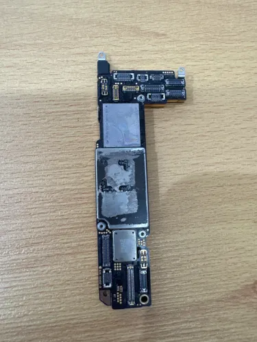 Placa iPhone 13 - danificada 