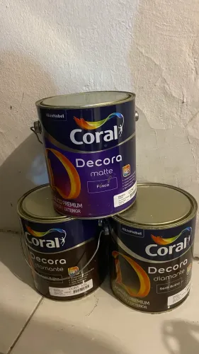 Vendo latas de tintas, todas brancas, lacradas e utensílios para pintura 