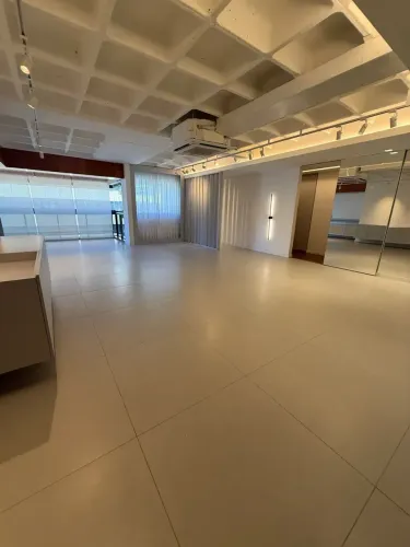 Fantástico apartamento reformado com 162m2!