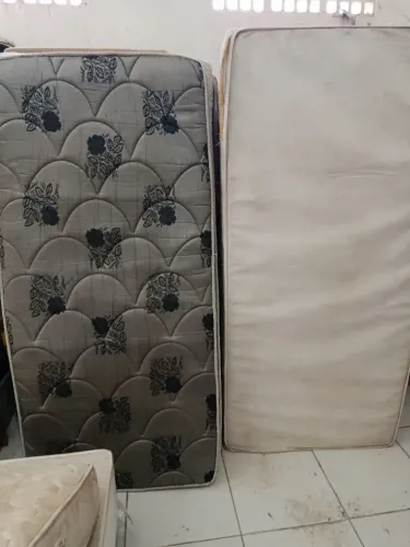Cama solteiro com colchão usada