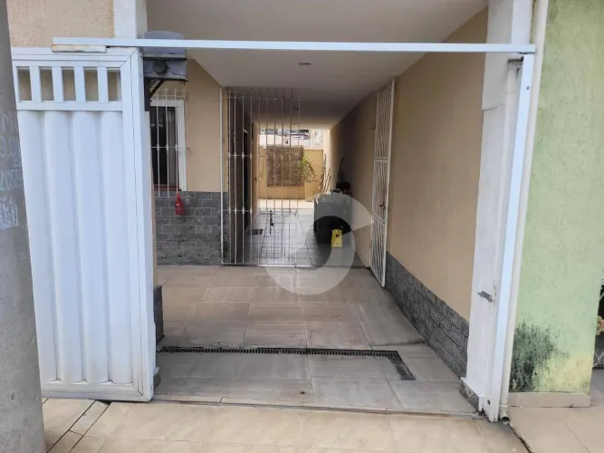 Casa dois quartos em ótima travessa!