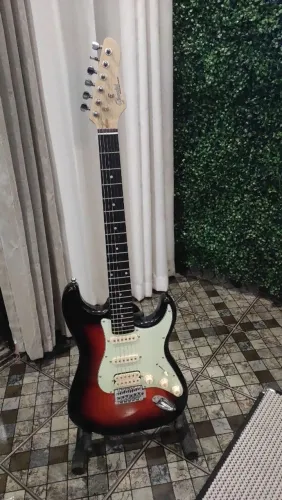 GUITARRA STRATOCASTER GIANNINI G-101 + PEDALEIRA CUVAVE + SUPORTE + ACESSÓRIOS