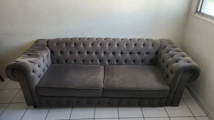 Sofá Suede Cinza Grafite (Atenção à Descrição)