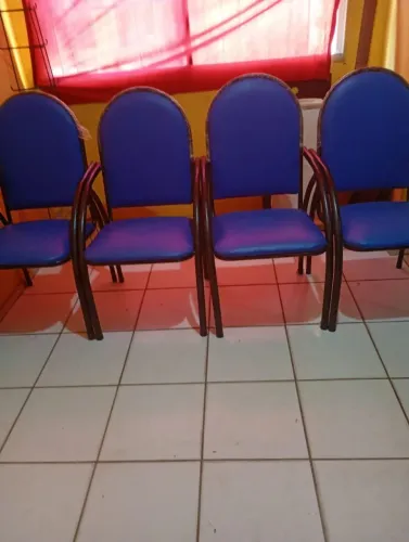 4 cadeiras novas por apenas 550 reais.