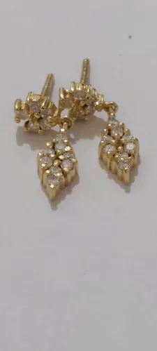 Brinco em ouro amarelo gota brilhantes