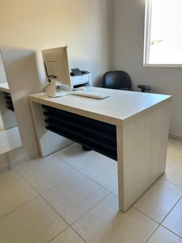 Mesa de Escritório - Ideal para Consultório