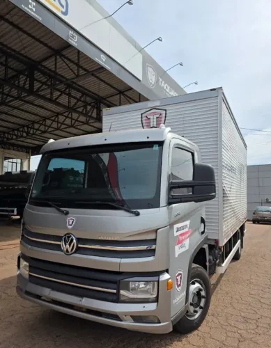 Caminhão Volkswagen 9-170 Delivery 2 portas com baú