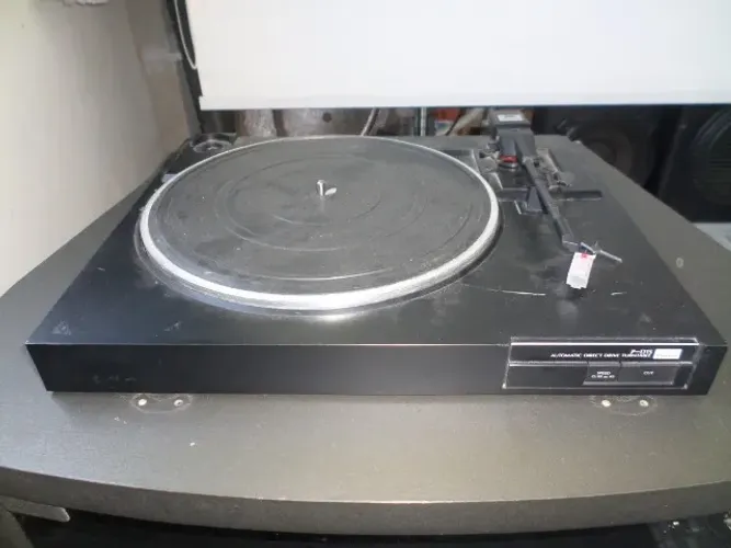 Toca-discos de vinil da marca Sansui, modelo P-D15 -AH 192 