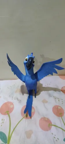 Boneco do personagem Rio.