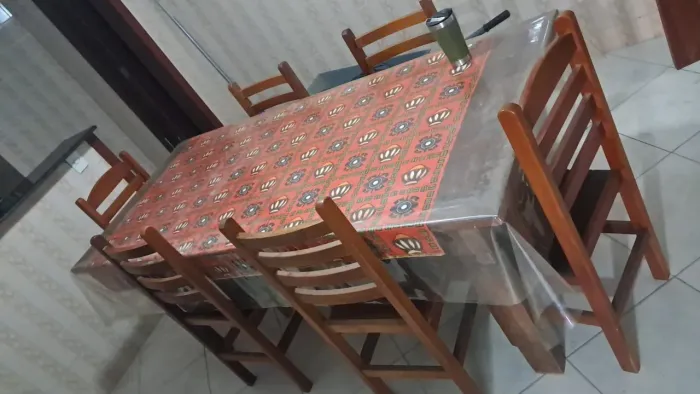Vendo linda mesa de jantar em madeira maciça, acompanhada de 6 cadeiras também em madeira